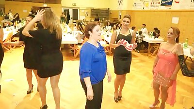 Beauty MILF lader unge elsker alt! Og endda kneppe hende i røven