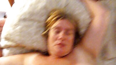 En dreng i en balaclava friter en ung og rødmosset pige i røven.